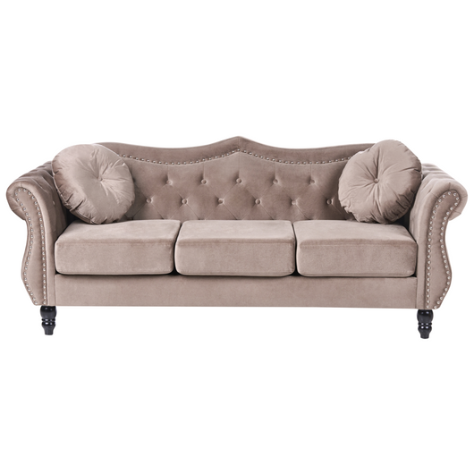 Set da salotto in velluto color tortora, divano a 2 posti e divano a 3 posti con rifiniture in borchie e cuscini trapuntati con bottoni braccioli arrotondati stile glamour