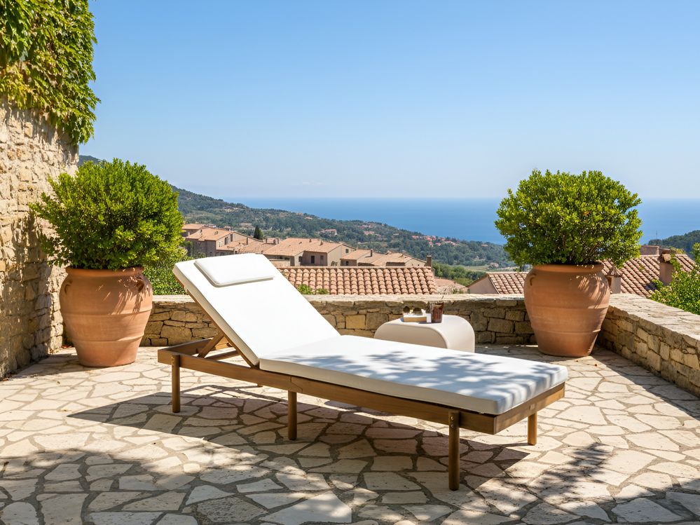 Sdraio marrone chiaro in legno di acacia certificato con cuscino bianco, seduta pieghevole, per giardino, patio e balcone