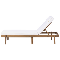 Sdraio marrone chiaro in legno di acacia certificato con cuscino bianco, seduta pieghevole, per giardino, patio e balcone