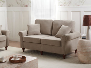 Divano a 2 posti in tessuto taupe con braccioli arrotondati, struttura in legno e cuscini decorativi. Salotto moderno.