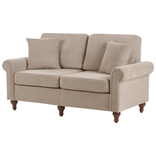 Divano a 2 posti in tessuto taupe con braccioli arrotondati, struttura in legno e cuscini decorativi. Salotto moderno.