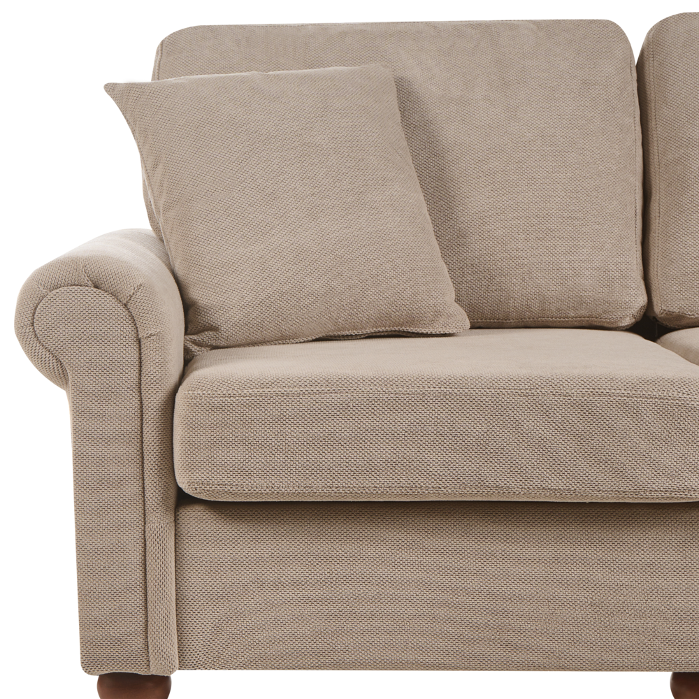 Divano a 2 posti in tessuto taupe con braccioli arrotondati, struttura in legno e cuscini decorativi. Salotto moderno.