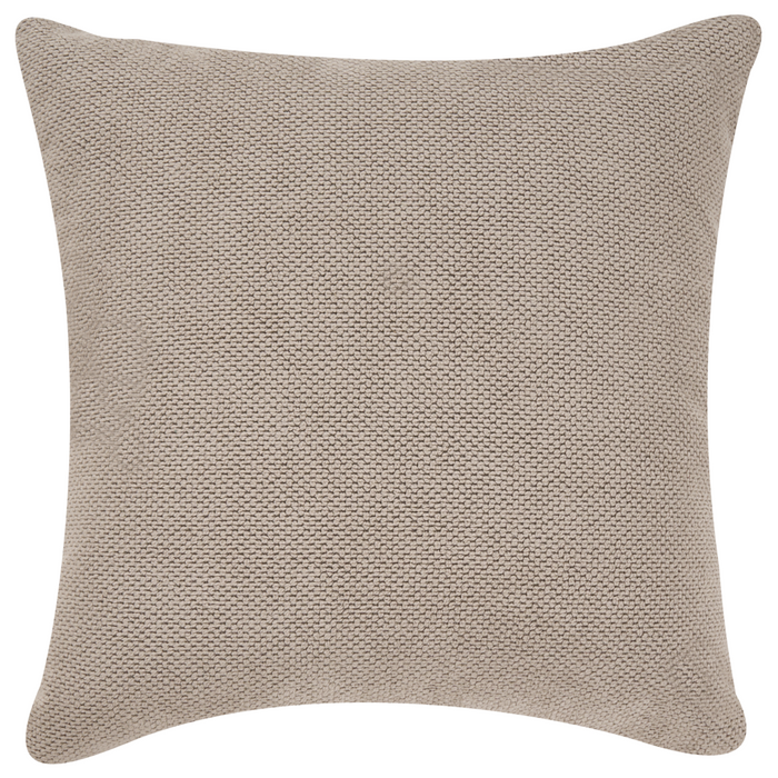 Divano a 2 posti in tessuto taupe con braccioli arrotondati, struttura in legno e cuscini decorativi. Salotto moderno.