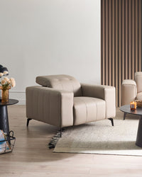 Poltrona in ecopelle tortora con poggiatesta regolabile e gambe in metallo stile moderno