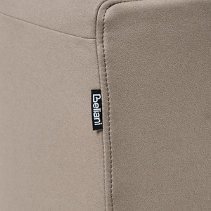 Divano stile moderno a 2 posti in ecopelle con poggiatesta regolabile e gambe in metallo tortora