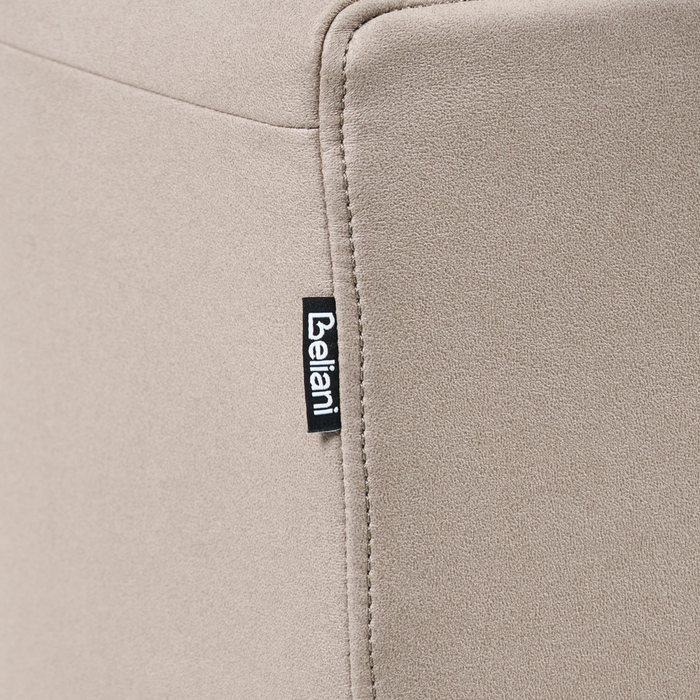 Divano stile moderno a 3 posti in ecopelle con poggiatesta regolabile e gambe in metallo tortora