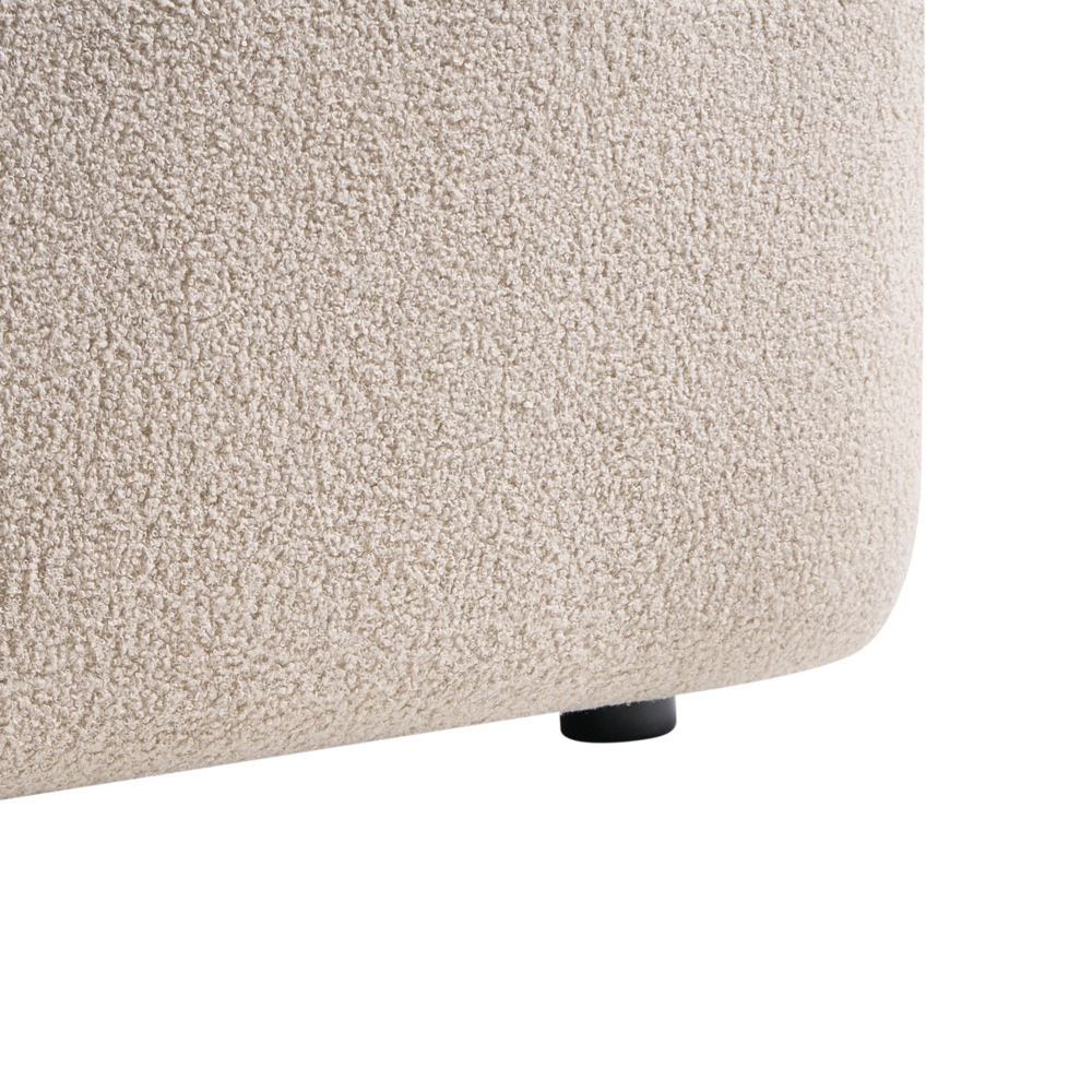 Divano a 2 posti tessuto beige elementi morbidi neri stile moderno soggiorno