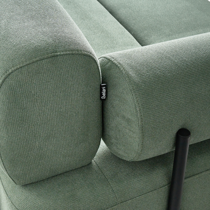 Divano a 2 posti tessuto verde chiaro elementi morbidi neri stile moderno soggiorno