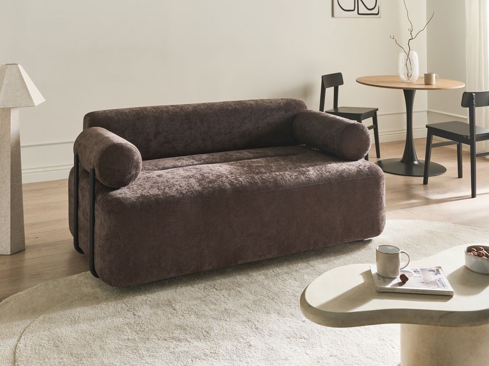 Divano a 2 posti tessuto marrone chiaro elementi morbidi neri stile moderno soggiorno