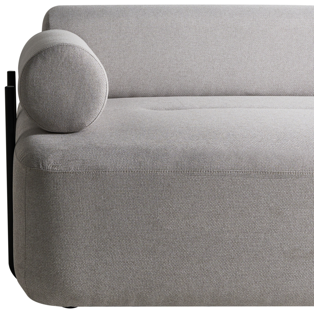 Divano a 2 posti tessuto grigio chiaro elementi morbidi neri stile moderno soggiorno