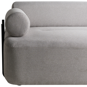 Divano a 2 posti tessuto grigio chiaro elementi morbidi neri stile moderno soggiorno