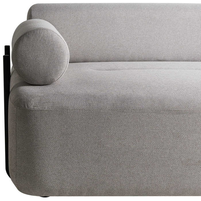 Divano a 2 posti tessuto grigio chiaro elementi morbidi neri stile moderno soggiorno