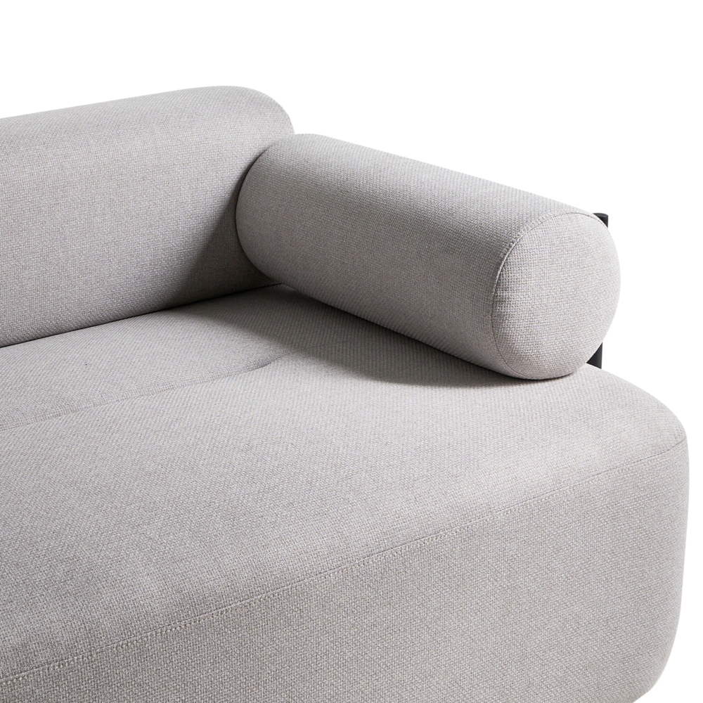 Divano a 2 posti tessuto grigio chiaro elementi morbidi neri stile moderno soggiorno