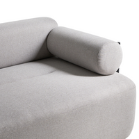 Divano a 2 posti tessuto grigio chiaro elementi morbidi neri stile moderno soggiorno