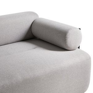 Divano a 2 posti tessuto grigio chiaro elementi morbidi neri stile moderno soggiorno