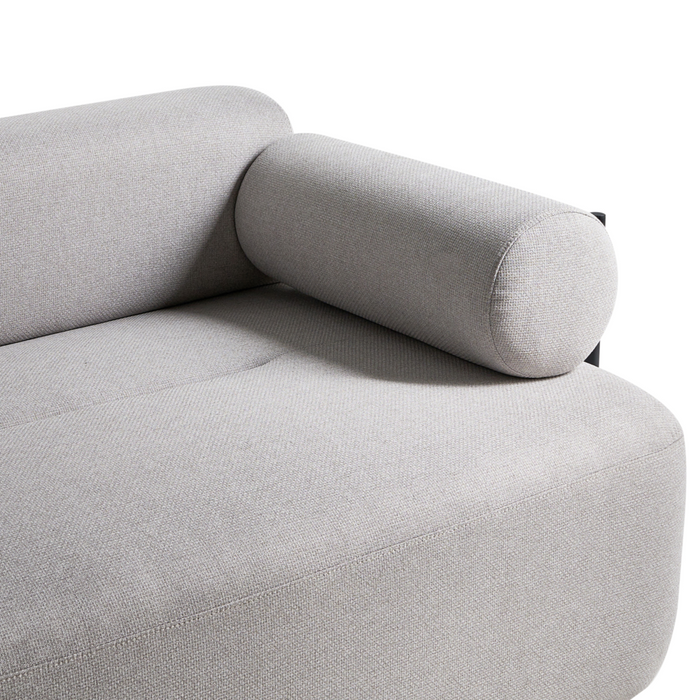 Divano a 2 posti tessuto grigio chiaro elementi morbidi neri stile moderno soggiorno