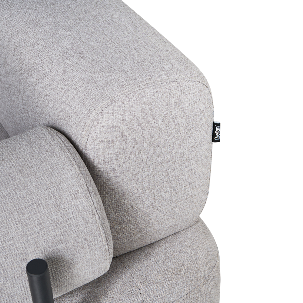 Divano a 2 posti tessuto grigio chiaro elementi morbidi neri stile moderno soggiorno