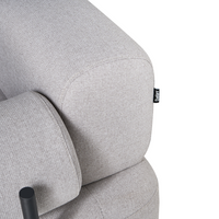 Divano a 2 posti tessuto grigio chiaro elementi morbidi neri stile moderno soggiorno