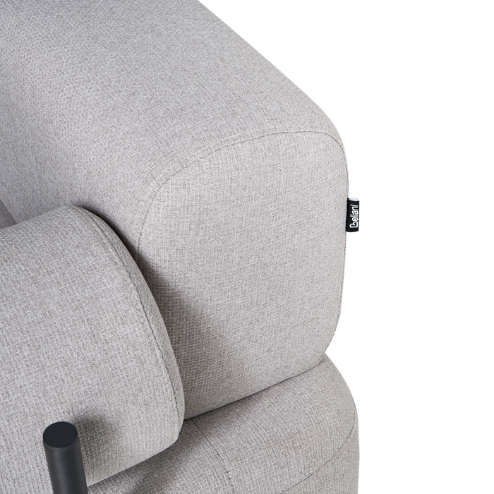 Divano a 2 posti tessuto grigio chiaro elementi morbidi neri stile moderno soggiorno