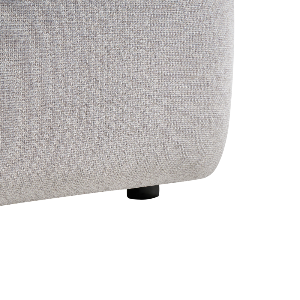 Divano a 2 posti tessuto grigio chiaro elementi morbidi neri stile moderno soggiorno