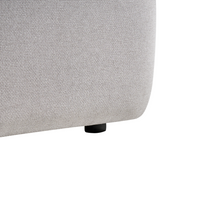 Divano a 2 posti tessuto grigio chiaro elementi morbidi neri stile moderno soggiorno