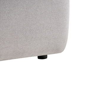 Divano a 2 posti tessuto grigio chiaro elementi morbidi neri stile moderno soggiorno