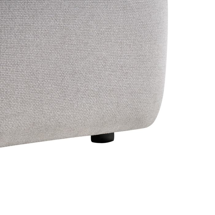 Divano a 2 posti tessuto grigio chiaro elementi morbidi neri stile moderno soggiorno