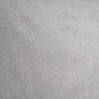 Divano a 2 posti tessuto grigio chiaro elementi morbidi neri stile moderno soggiorno