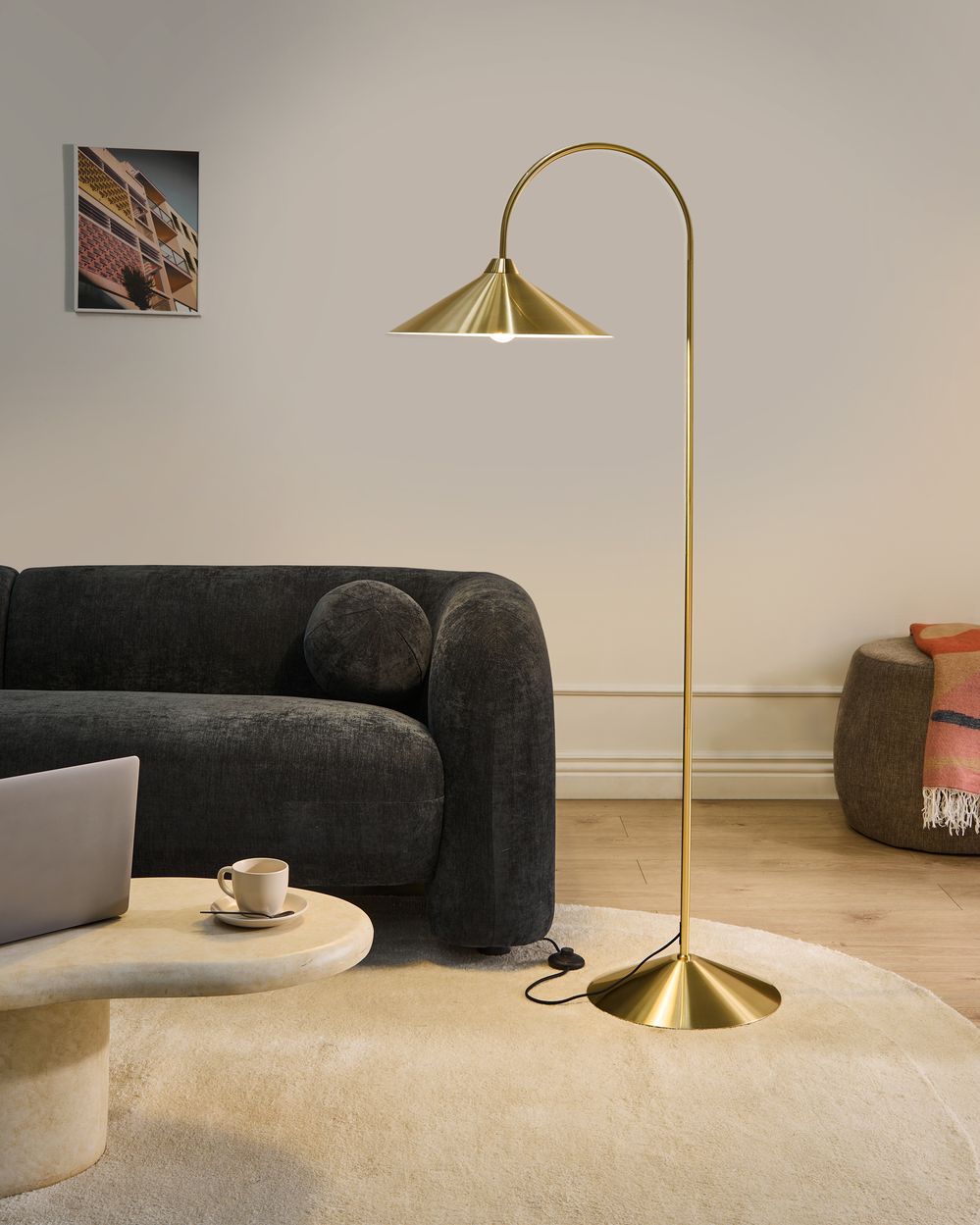 Lampada da terra con paralume e base in metallo oro in stile moderno per soggiorno e camera da letto