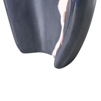 Vaso decorativo in legno di mango beige e nero realizzato a mano con collo stretto