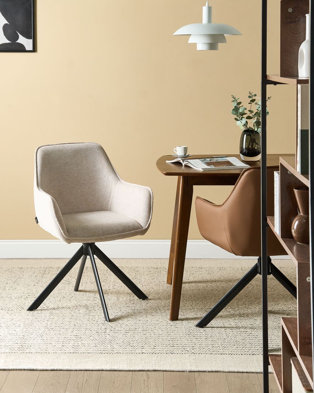 Sedia da pranzo girevole in tessuto beige chiaro con braccioli, stile moderno scandinavo