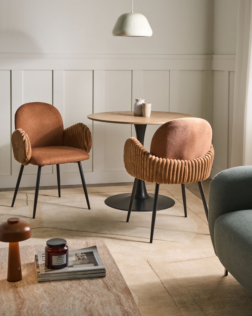 Set di 2 sedie da pranzo con rivestimento in tessuto marrone e braccioli in velluto stile retrò