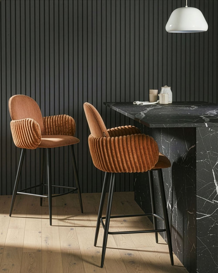 Set di 2 sedie da bar con rivestimento in tessuto marrone e braccioli in velluto stile retrò