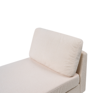Chaise longue imbottita in bouclé bianco sporco con cuscini, gambe in acciaio in stile scandinavo