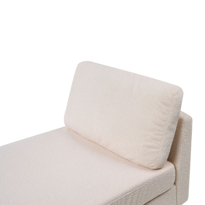 Chaise longue imbottita in bouclé bianco sporco con cuscini, gambe in acciaio in stile scandinavo