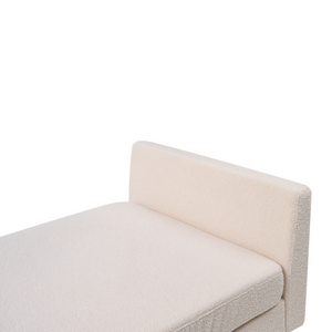 Chaise longue imbottita in bouclé bianco sporco con cuscini, gambe in acciaio in stile scandinavo
