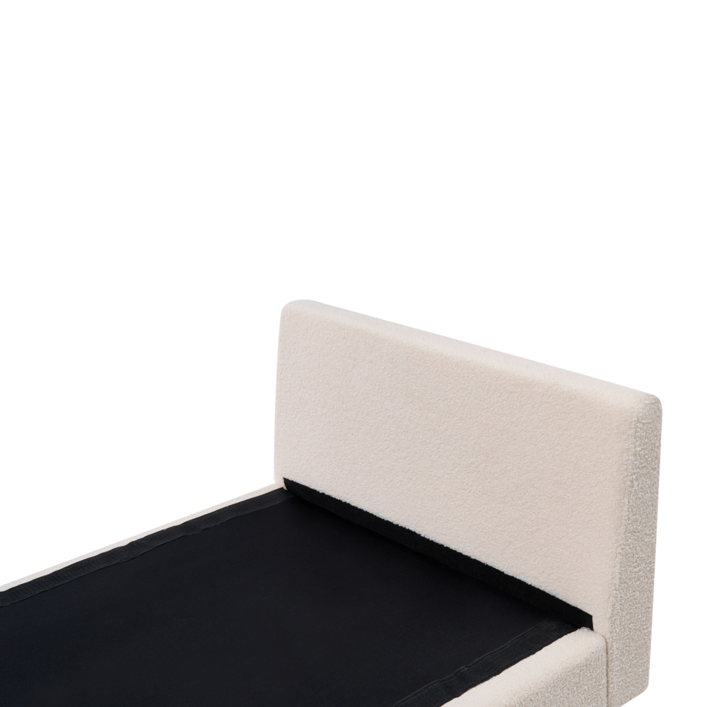 Chaise longue imbottita in bouclé bianco sporco con cuscini, gambe in acciaio in stile scandinavo