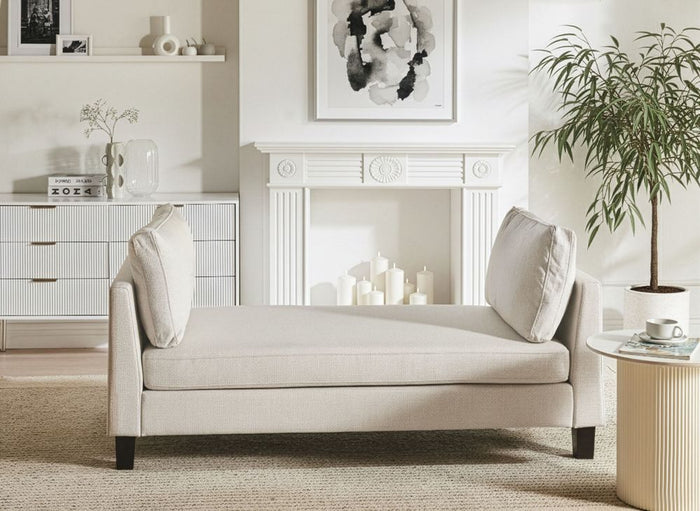 Chaise longue in tessuto beige chiaro imbottita con cuscini gambe in acciaio in stile scandinavo