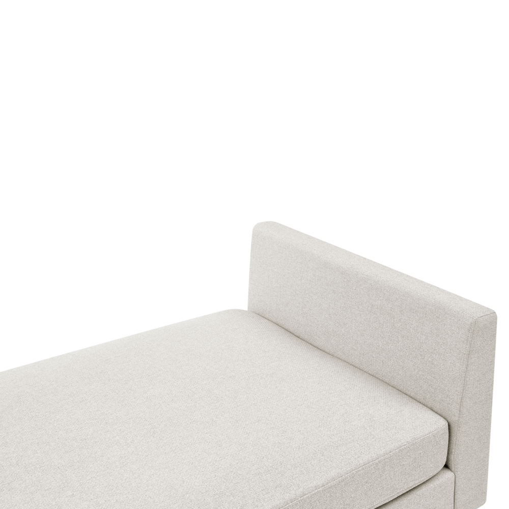 Chaise longue in tessuto beige chiaro imbottita con cuscini gambe in acciaio in stile scandinavo