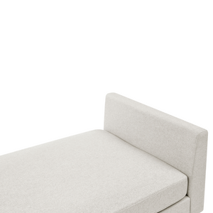 Chaise longue in tessuto beige chiaro imbottita con cuscini gambe in acciaio in stile scandinavo