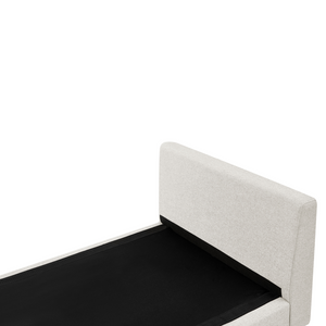 Chaise longue in tessuto beige chiaro imbottita con cuscini gambe in acciaio in stile scandinavo