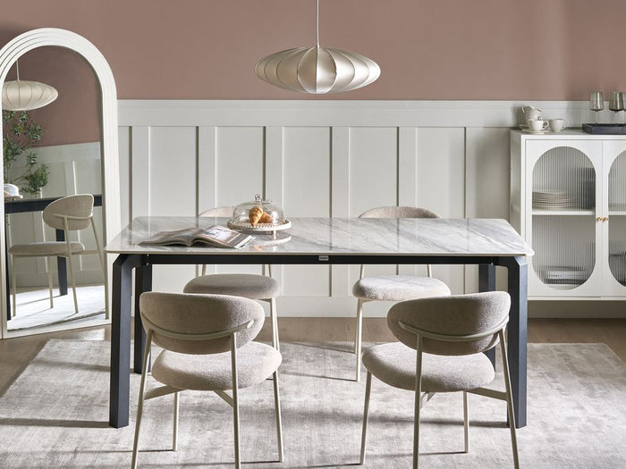 Tavolo da pranzo da giardino piano in pietra sinterizzata nera e bianca lucida e struttura in ferro resistente ai raggi UV e alla ruggine interni ed esterni