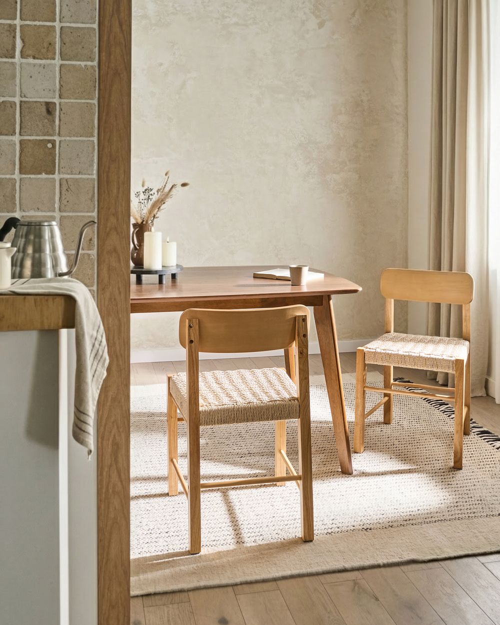 Set di 2 sedie da pranzo in legno di gomma marrone chiaro con seduta intrecciata in corda di carta stile boho per cucina e sala da pranzo