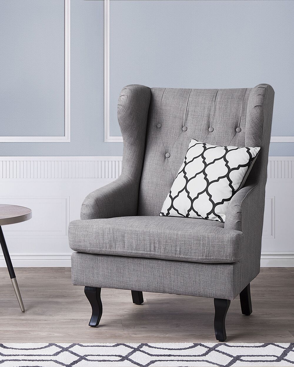 Sedia Wingback con gambe nere imbottite grigie in stile scandinavo