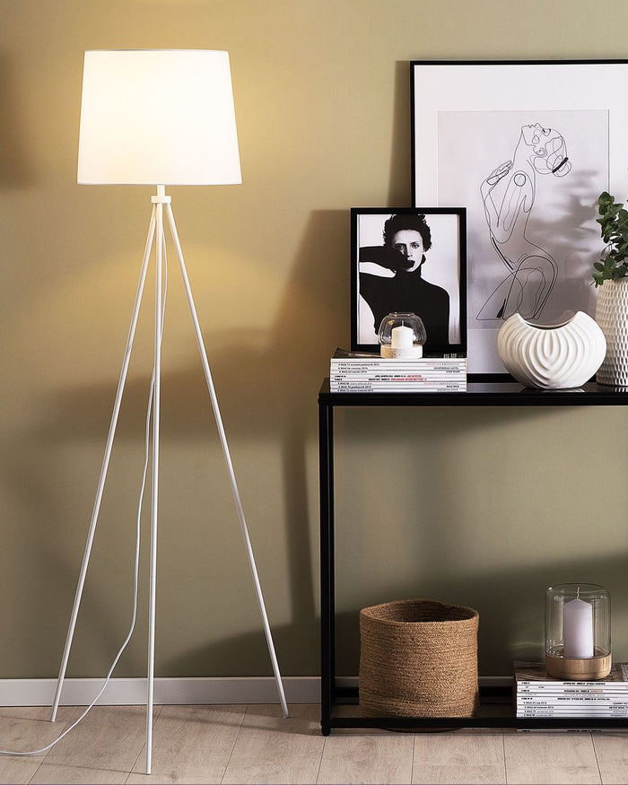 Lampada da terra in metallo bianco 149 cm treppiede paralume in policotone con paralume a tamburo dal design moderno