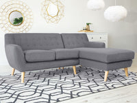Divano ad angolo grigio chiaro imbottito con schienale capitonnè Chaise longue con gambe in legno chiaro Soggiorno minimalista scandinavo