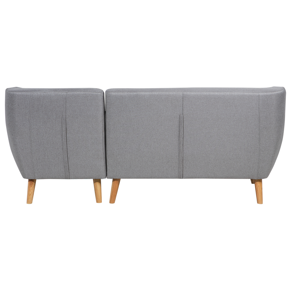 Divano ad angolo grigio chiaro imbottito con schienale capitonnè Chaise longue con gambe in legno chiaro Soggiorno minimalista scandinavo