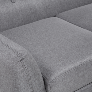 Divano ad angolo grigio chiaro imbottito con schienale capitonnè Chaise longue con gambe in legno chiaro Soggiorno minimalista scandinavo