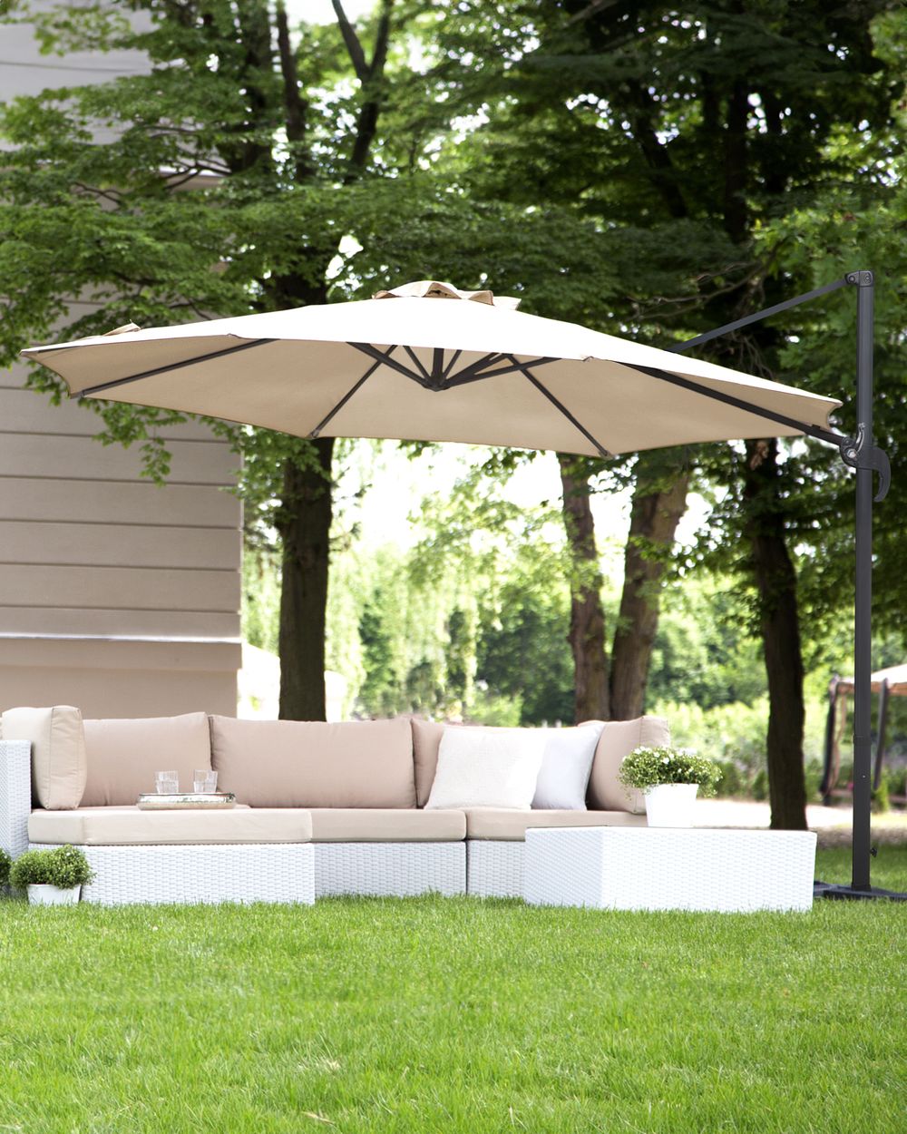 Ombrellone da giardino in tessuto beige girevole da 240 cm resistente agli agenti atmosferici