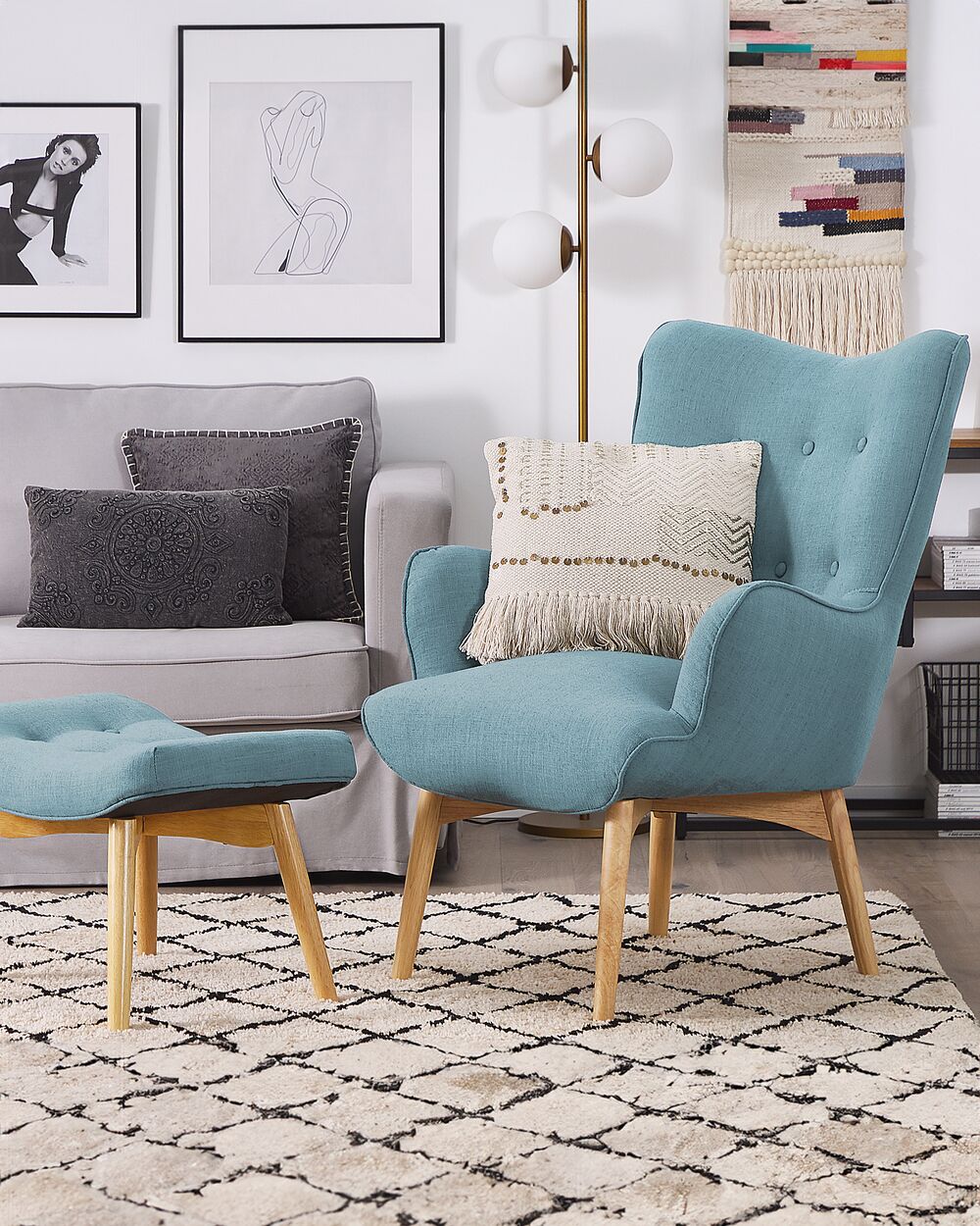 Sedia Wingback con ottomana in tessuto azzurro abbottonato in stile retrò